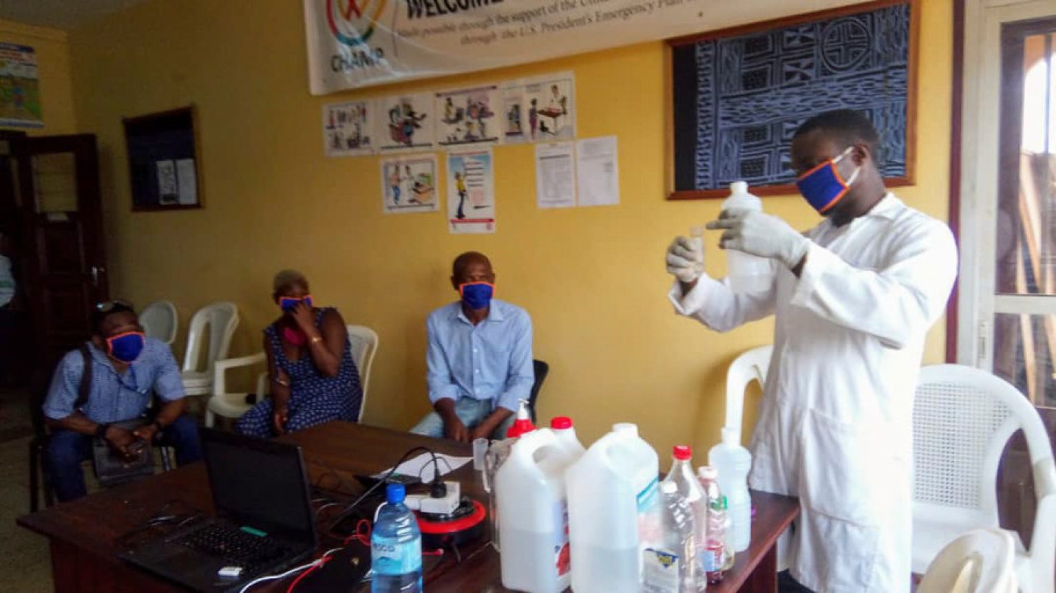 Des médecins et des patients au Cameroun