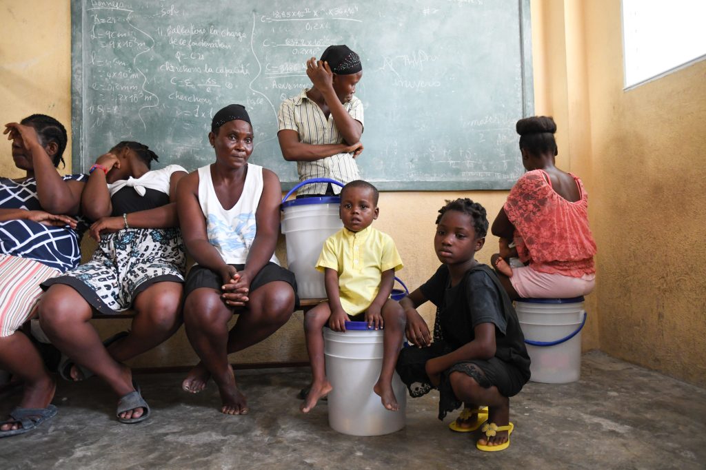 Une famille soutenue par CARE dans une école en Haïti