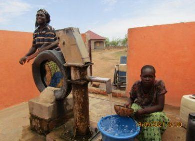 L’association humanitaire CARE agit pour faciliter l’accès à l’eau au Cameroun