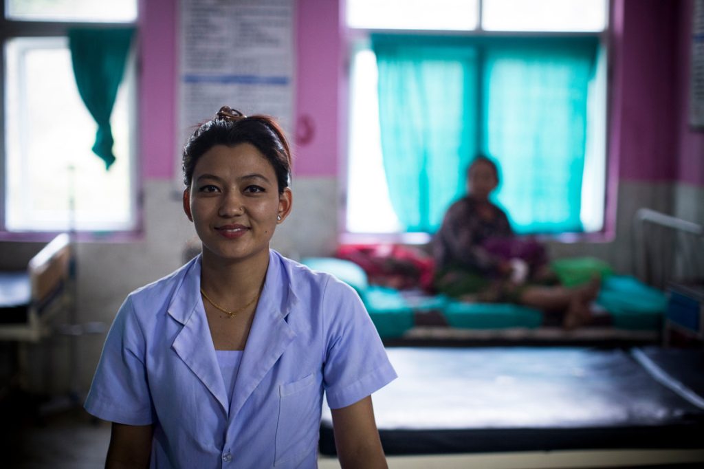 Pramila sage femme au Népal