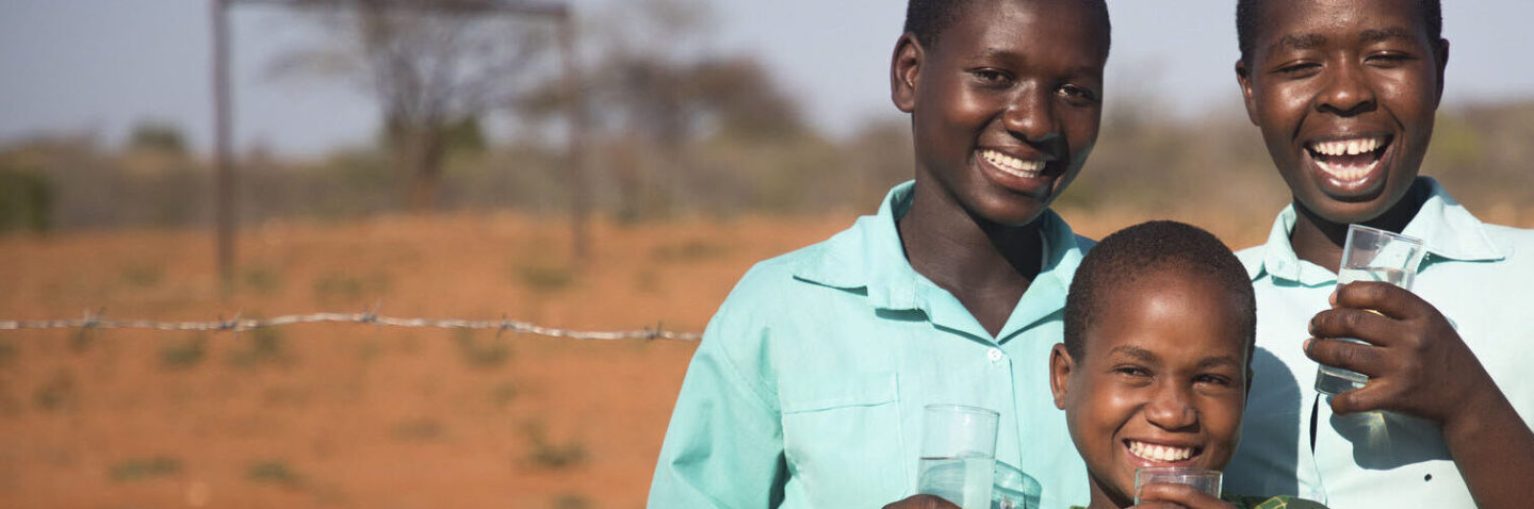 L’association CARE agit pour apporter de l’eau potable dans le monde.