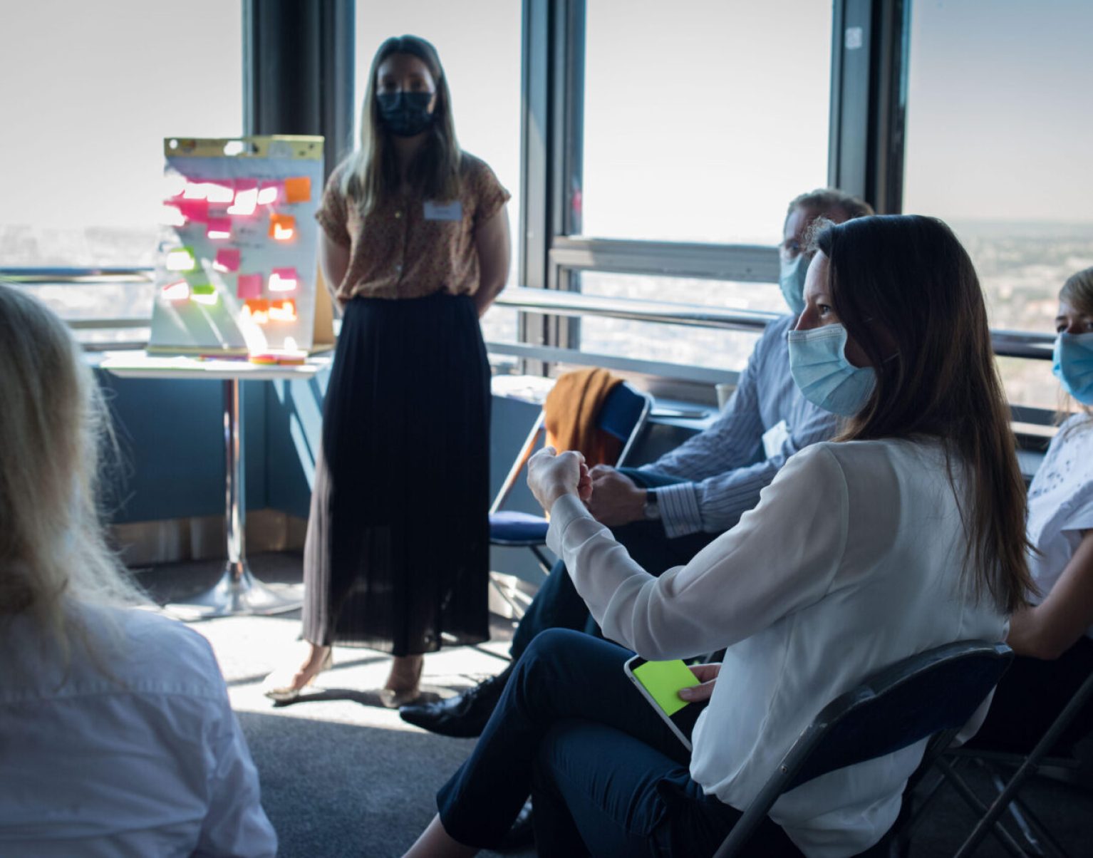 Les entreprises et l'ONG CARE réfléchissent ensemble à des projets collectifs et humanitaires.
