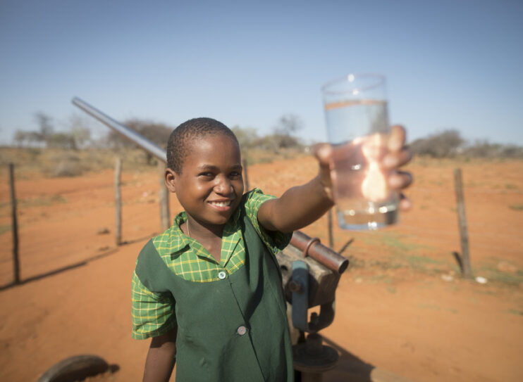 L’ONG CARE agit pour donner accès à l’eau et soutient la scolarisation des enfants