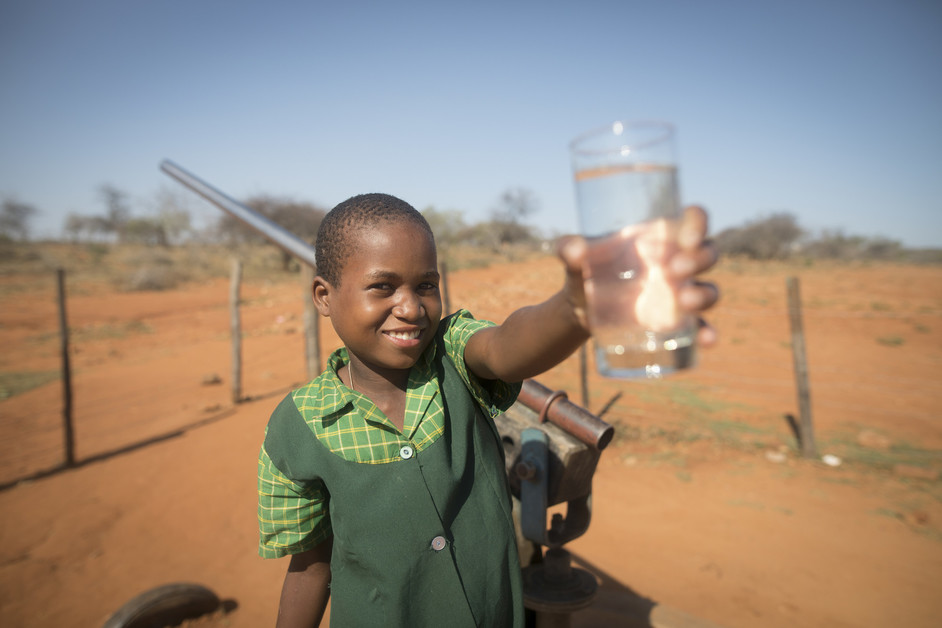 L’ONG CARE agit pour donner accès à l’eau et soutient la scolarisation des enfants