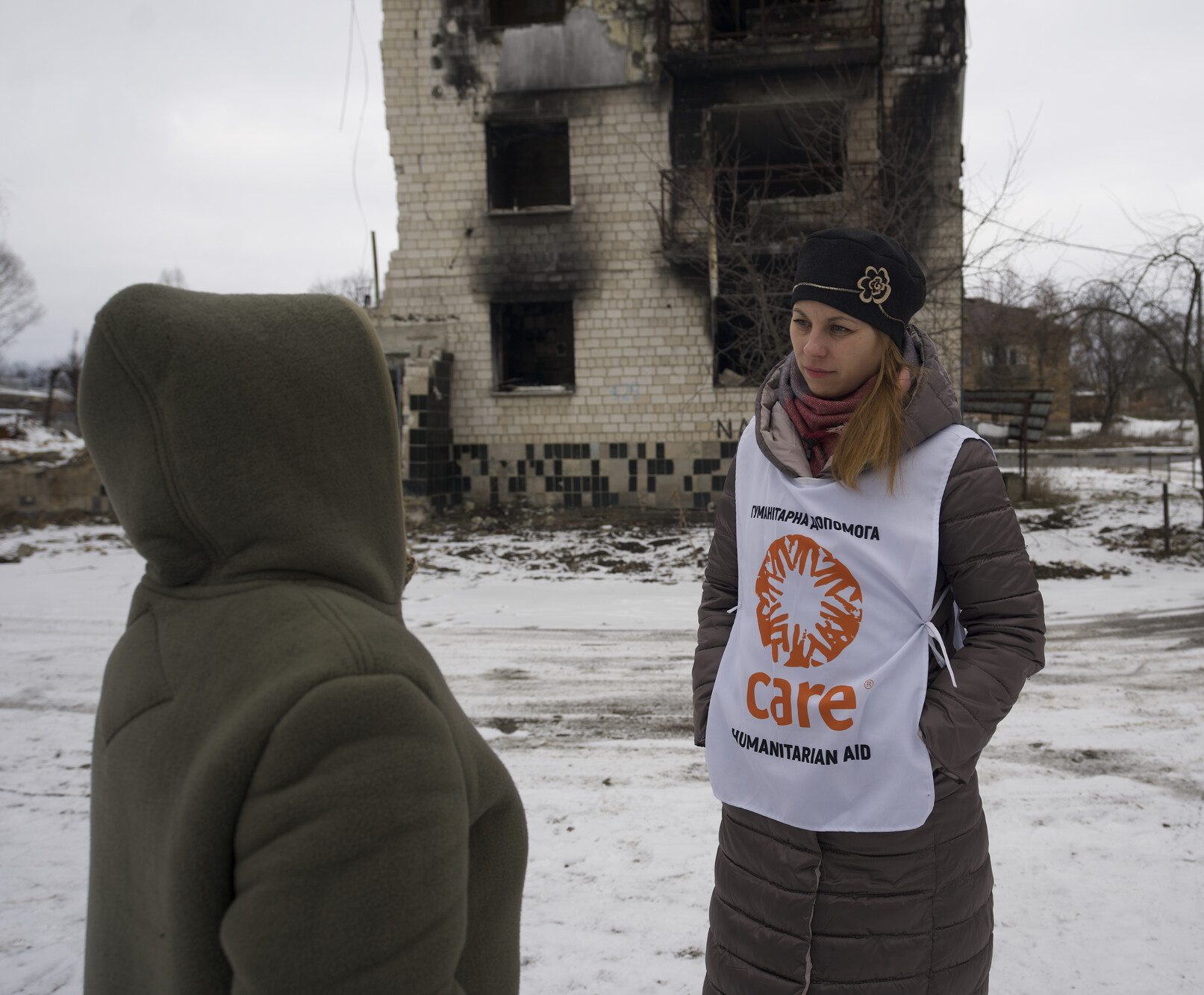 Une membre de l'ONG CARE dans les décombres de la guerre en Ukraine