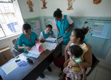 Une mère et un bébé qui ont fui le Venezuela en visite médicale dans le cadre d'un projet de l'association CARE en Colombie