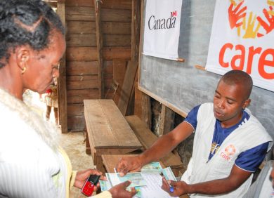 Distribution d'urgence et soutien financier par l'association CARE à Madagascar