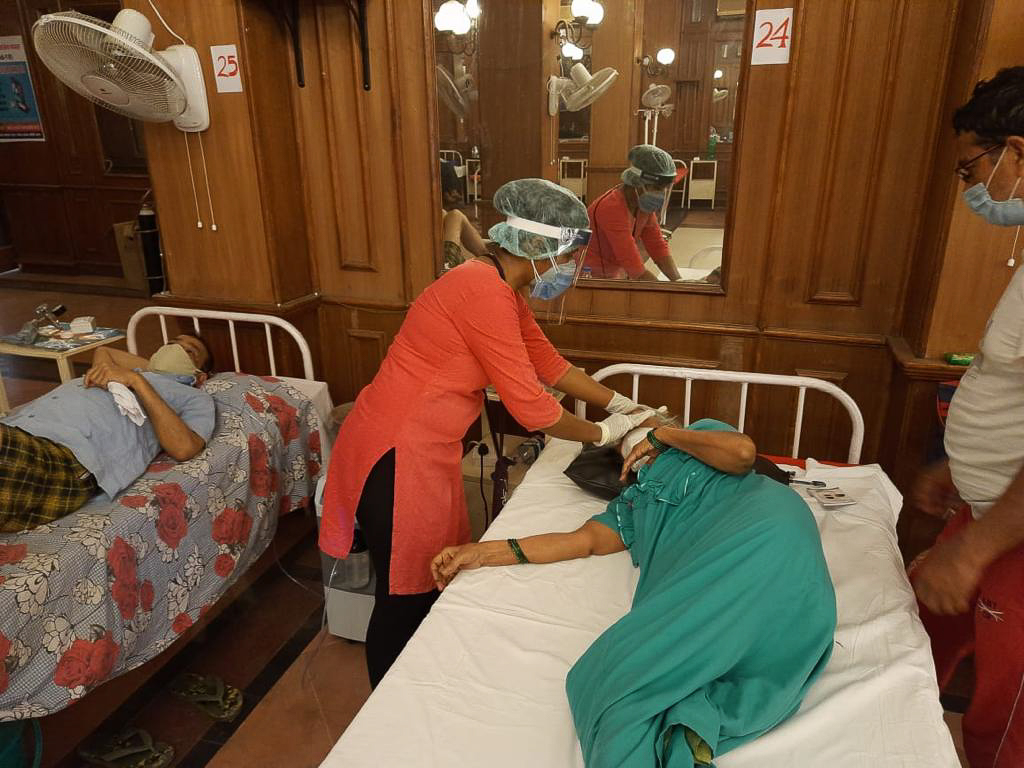 Des malades du Covid-19 soignés par l'association CARE en Inde