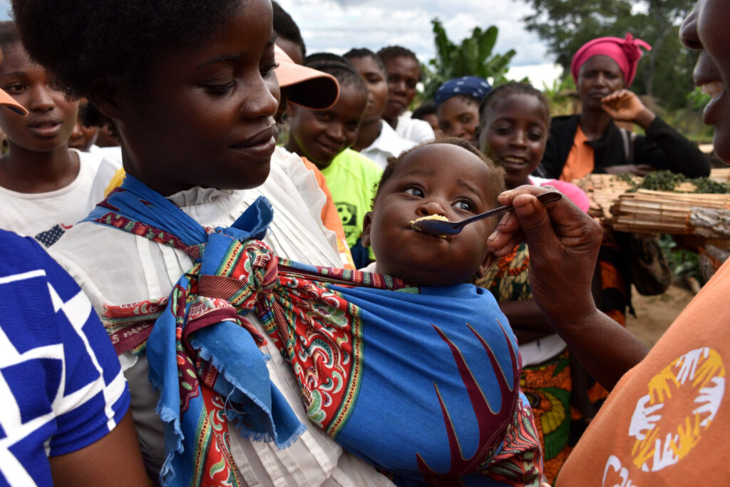 Femme et son enfant recevant de l'aide alimentaire -contre la faim