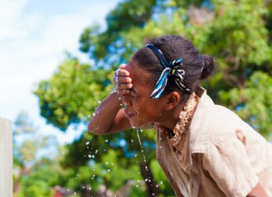 Une fille devant un point d'eau à Madagascar