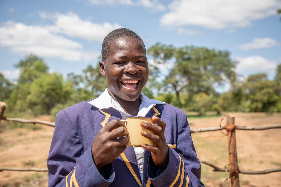 Une fille tient un verre d'eau au Zimbabwe