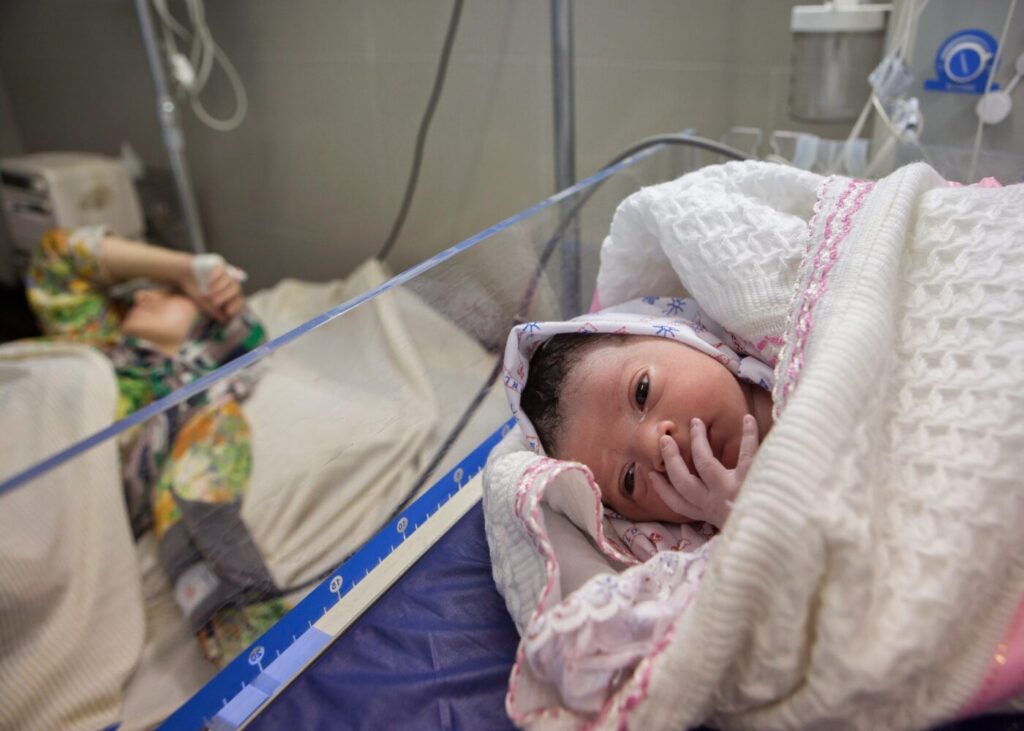 Un bébé dans une maternité à Gaza