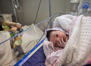 Un bébé dans une maternité à Gaza