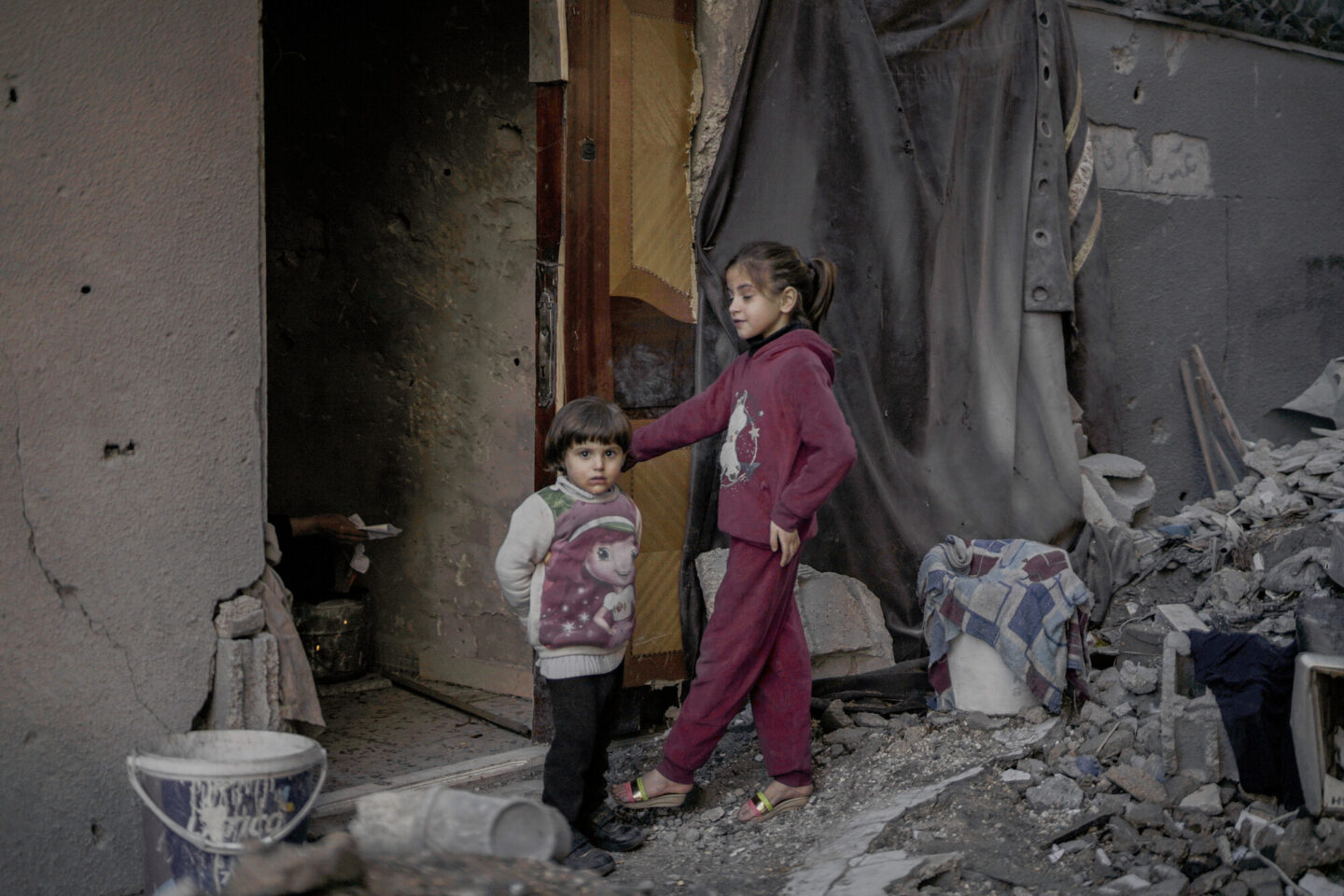 Un garçon et une fille dans des décombres à Gaza