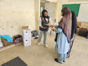Une employée de l'ONG CARE échange avec des femmes au Liban