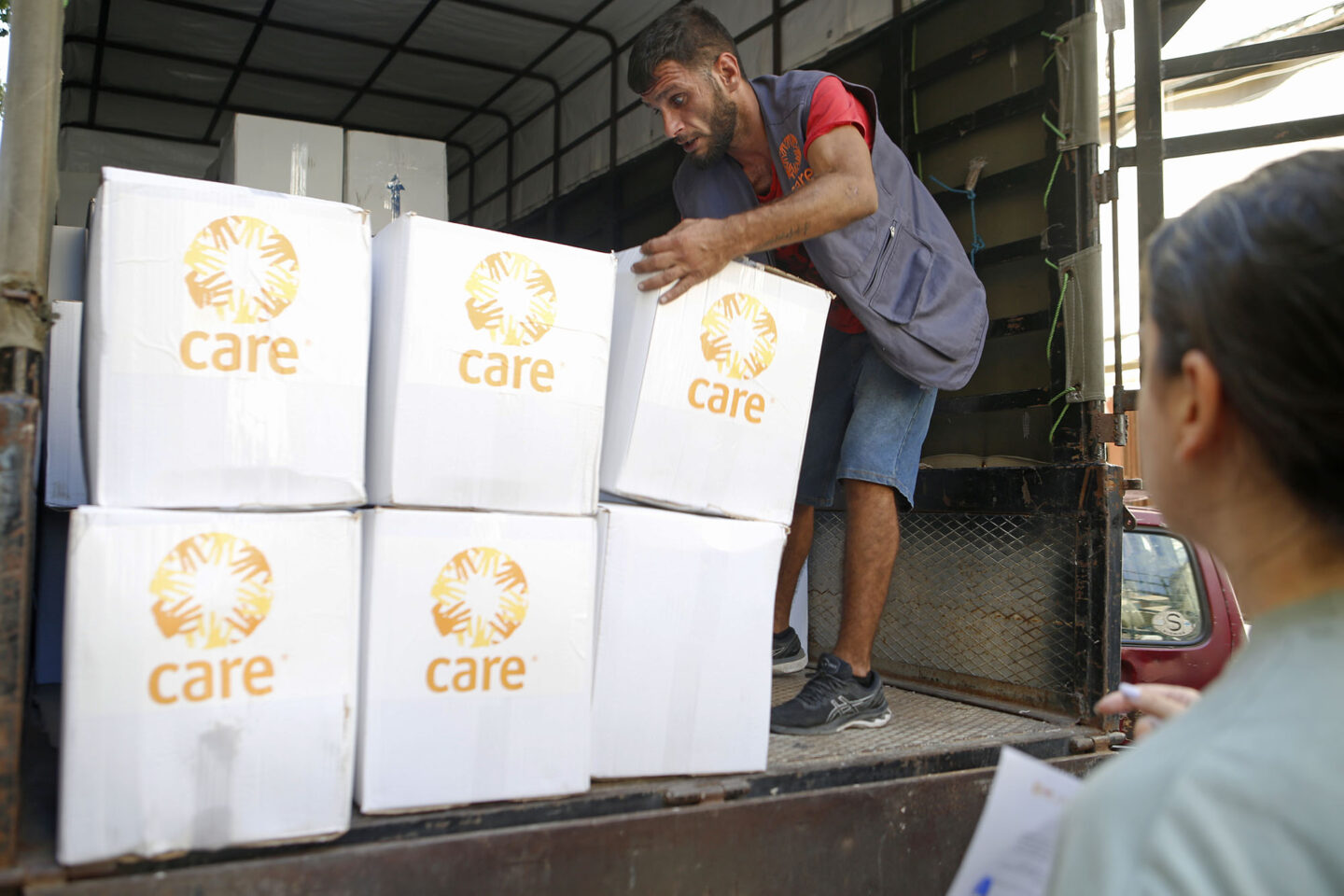 Des humanitaires déchargent des colis alimentaires à destinations des populations au Liban