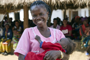 Une sage-femme porte un enfant dans ses bras en Sierra Leone