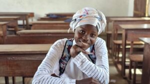 Une écolière dans une salle de classe en Afrique