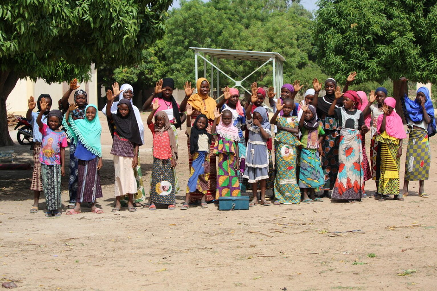 Des femmes et des filles dans un village au Mali