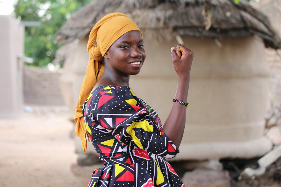 Une fille qui lutte contre les mariages d'enfants en Afrique