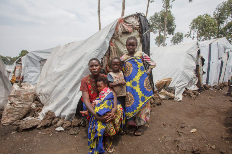 Une famille déplacée par une catastrophe climatique en Afrique
