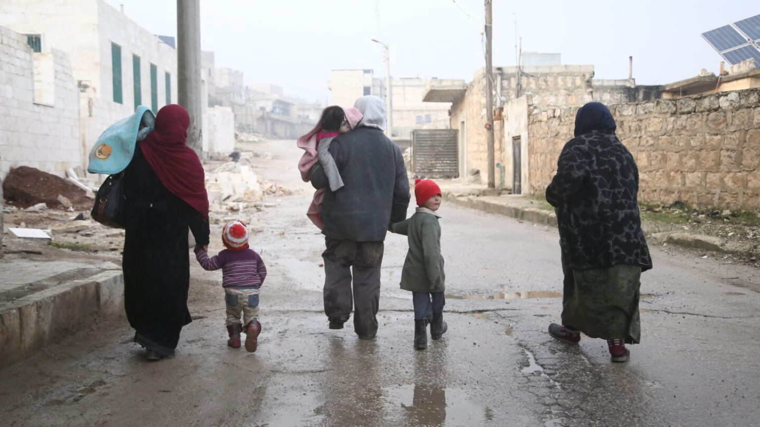 Une famille dans les décombres de la guerre en Syrie
