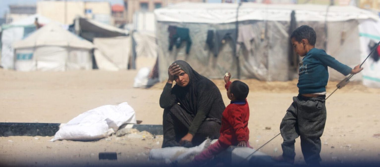Une famille dans un camp de réfugiés à Gaza