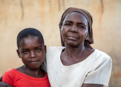 Une femme et sa petite fille touchées par la faim en Afrique