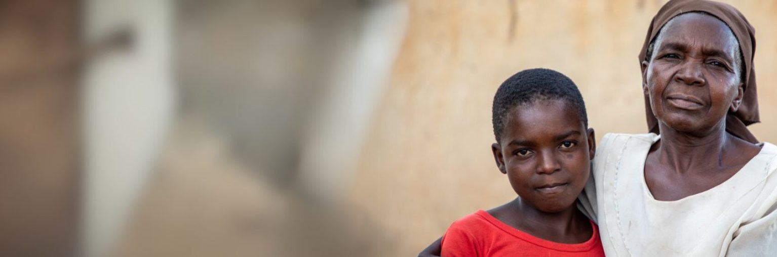 Une femme et sa petite fille touchées par la faim en Afrique