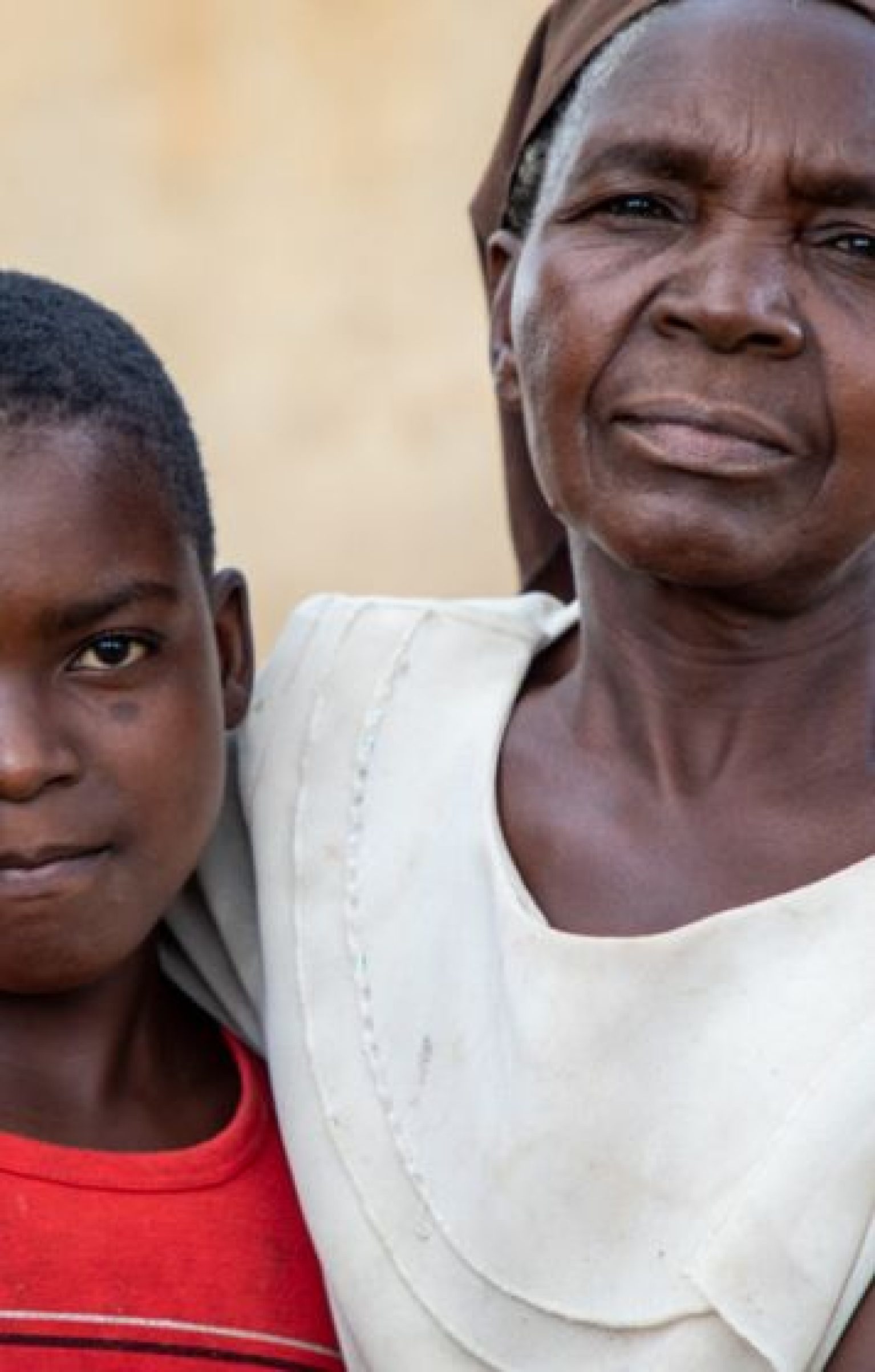 Une femme et sa petite fille touchées par la faim en Afrique