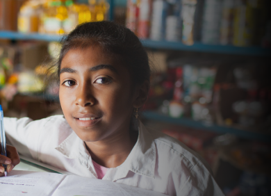 Une petite fille dans son école au Bangladesh