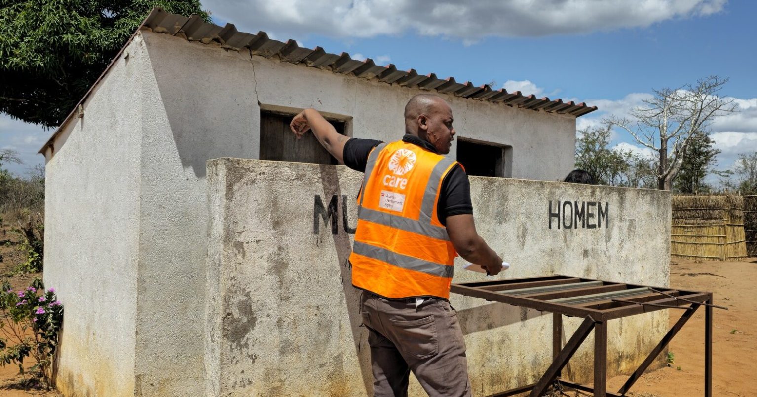Un membre de l'ONG CARE dans une école au Mozambique