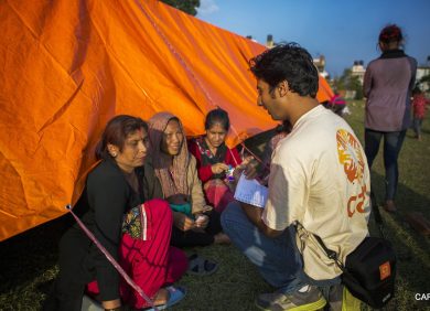 Un membre de l'ONG CARE parle avec des populations réfugiées