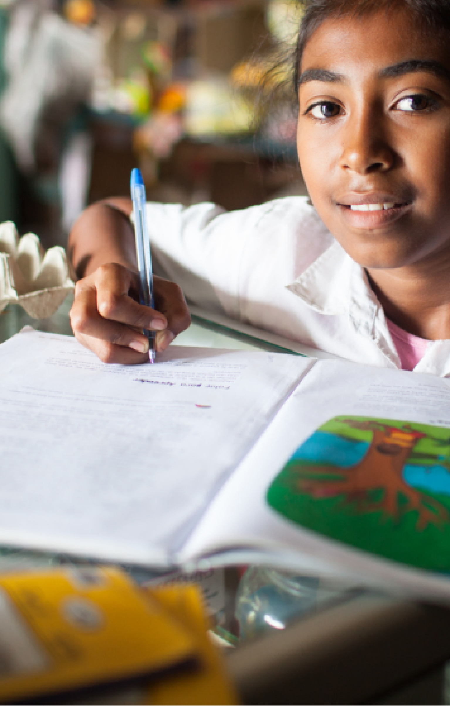 Jeune filles avec des fournitures scolaires
