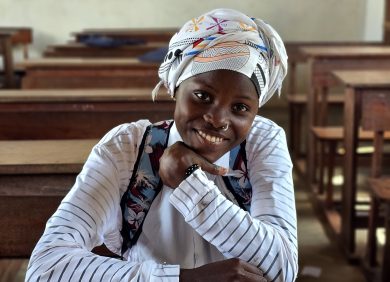 Une fille dans sa salle de classe au Mozambique