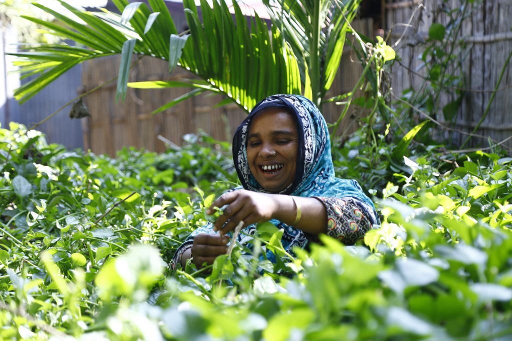 Une femme agricultrice devant ses cultures au Bangladesh
