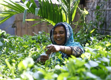 Une femme agricultrice devant ses cultures au Bangladesh