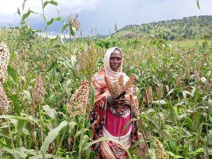 Une agricultrice dans son champ au Soudan