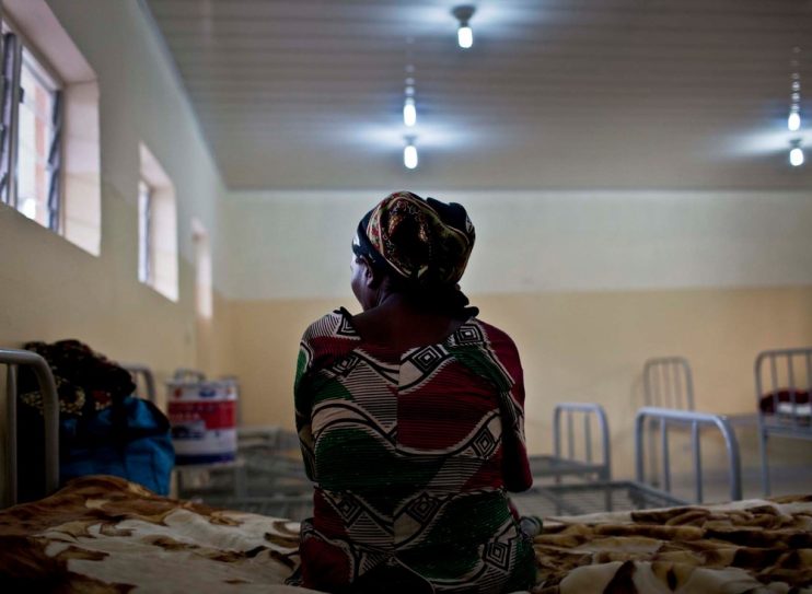 Une femme dans une clinique de santé au Congo