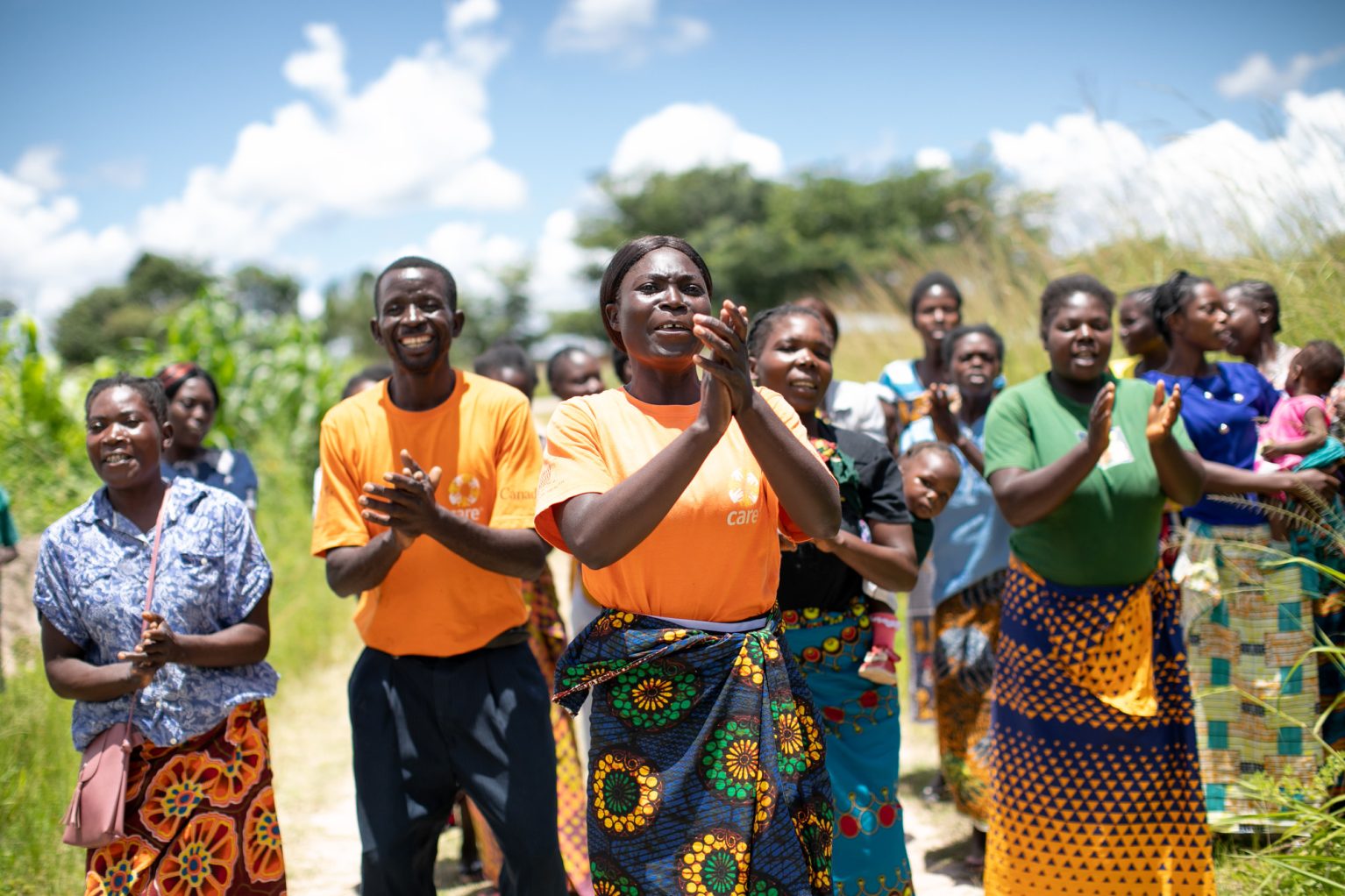 Un groupe d'hommes et de femmes chantent en Zambie