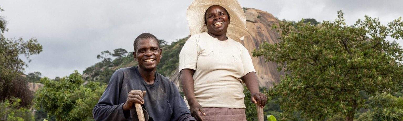 Une agriculteur et une agricultrice en Afrique