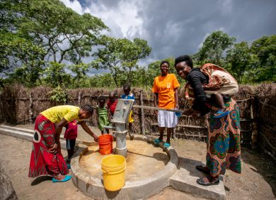 Des personnes prennent de l'eau dans un puit en Zambie