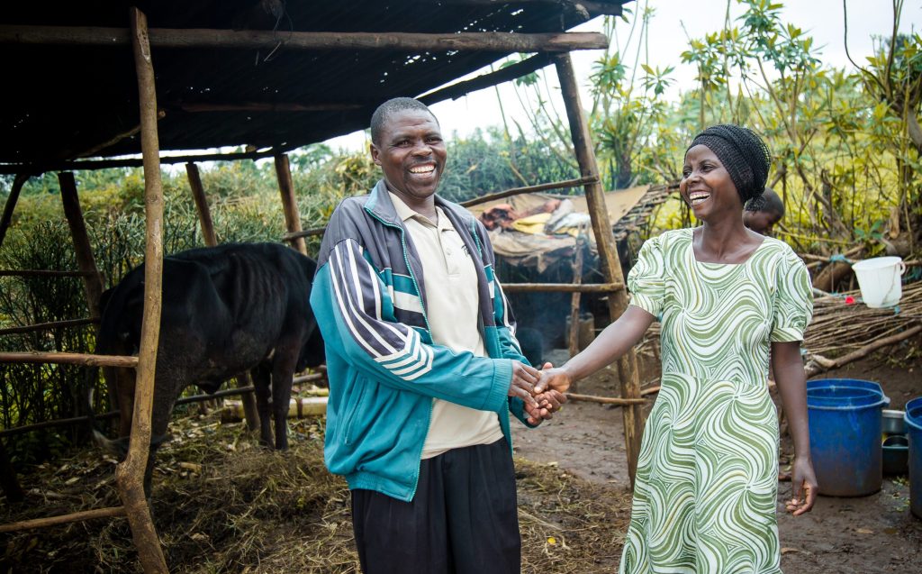 Un couple se tient la main en Afrique