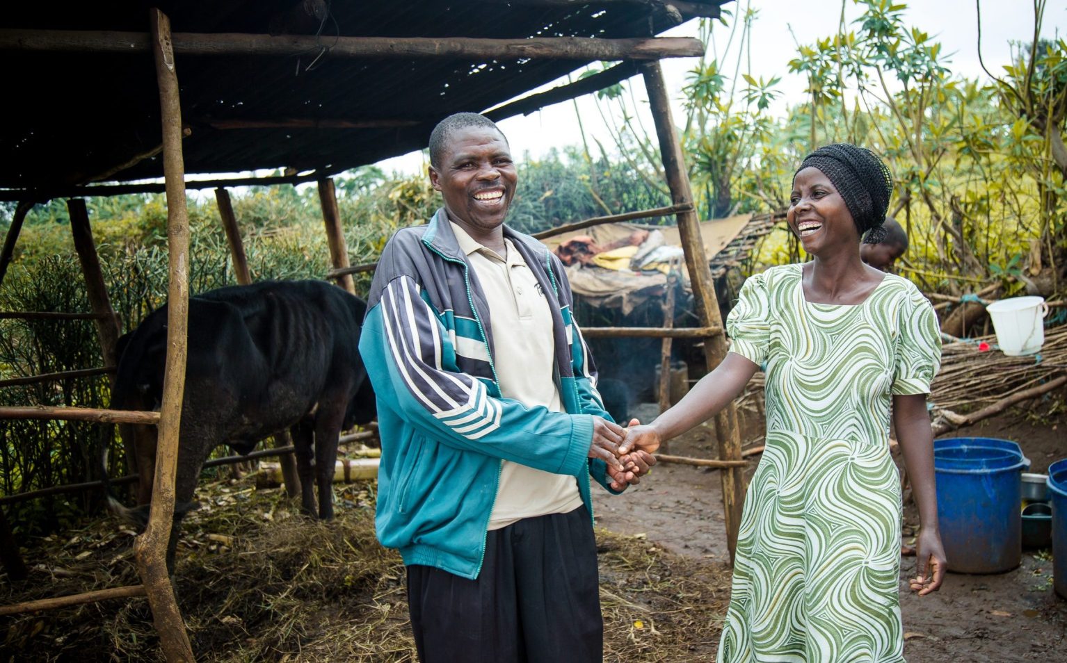 Un couple se tient la main en Afrique
