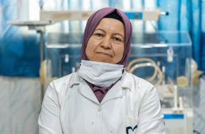 Une sage-femme dans une clinique de santé en Syrie
