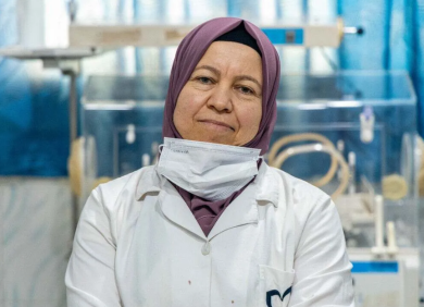 Une sage-femme dans une clinique de santé en Syrie