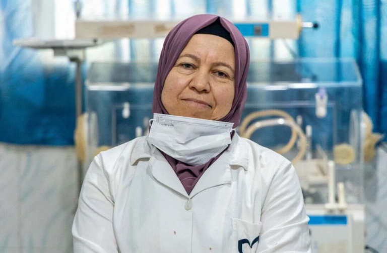 Une sage-femme dans une clinique de santé en Syrie