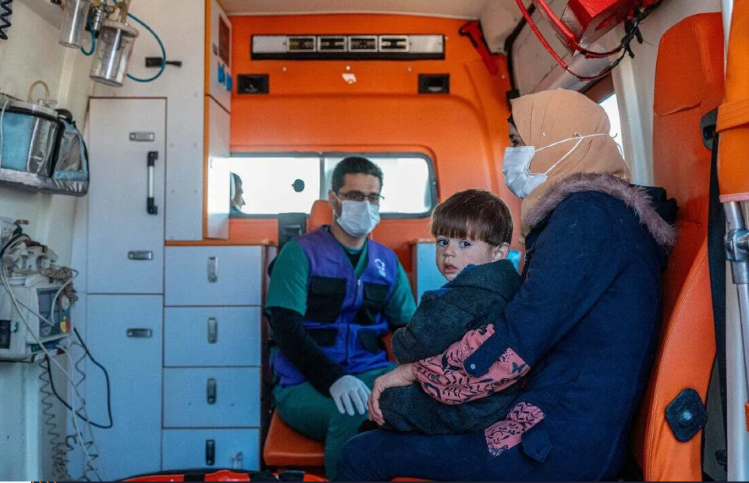 Une femme et son enfant dans une ambulance en Syrie.
