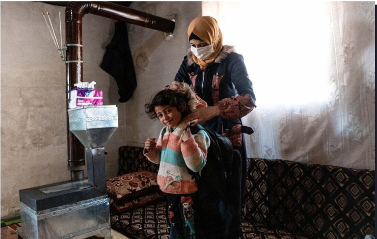 Une femme s'occupe de sa petite fille en Syrie.