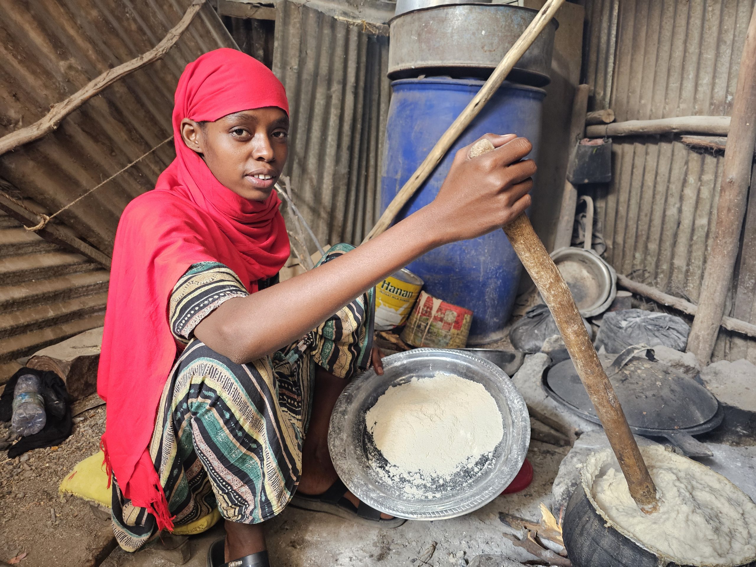 Une femme prépare de la nourriture en Ethiopie